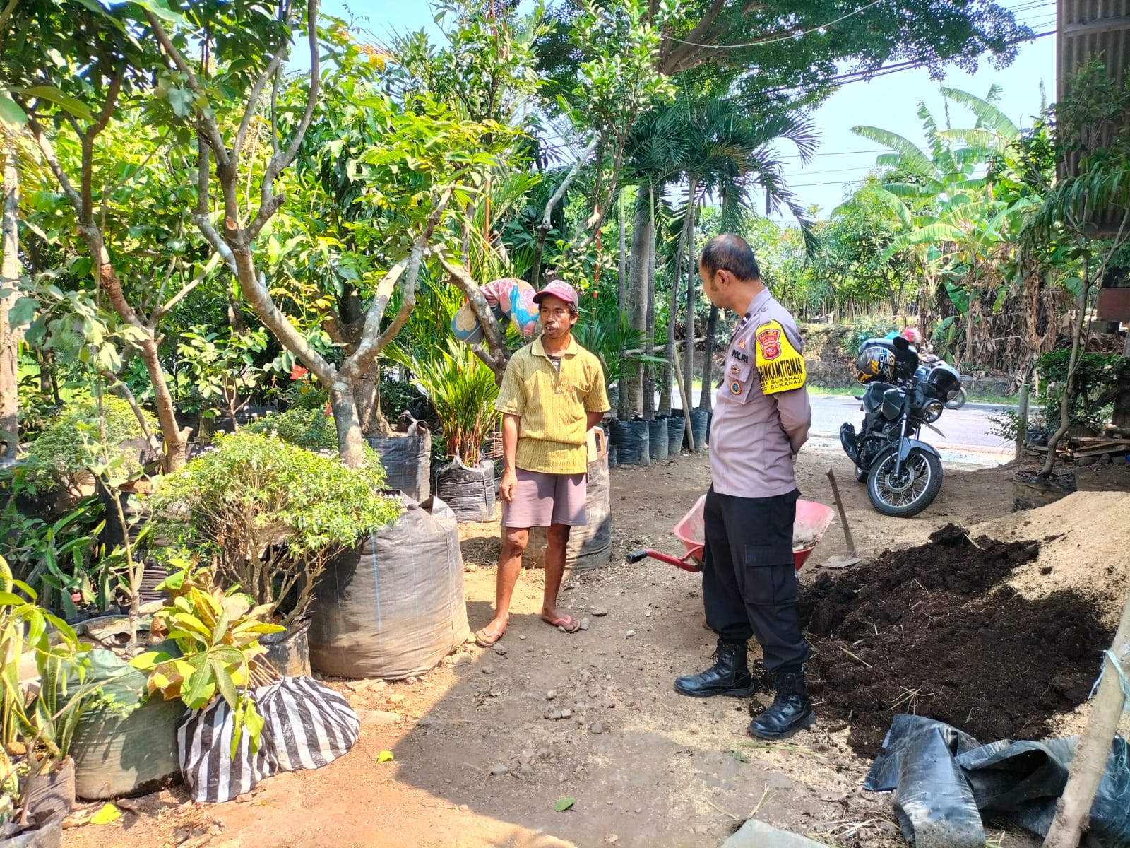 Jelang Pilkada 2024, Bhabinkamtibmas Desa Sukahaji Lakukan Silaturahmi dengan Tokoh Masyarakat