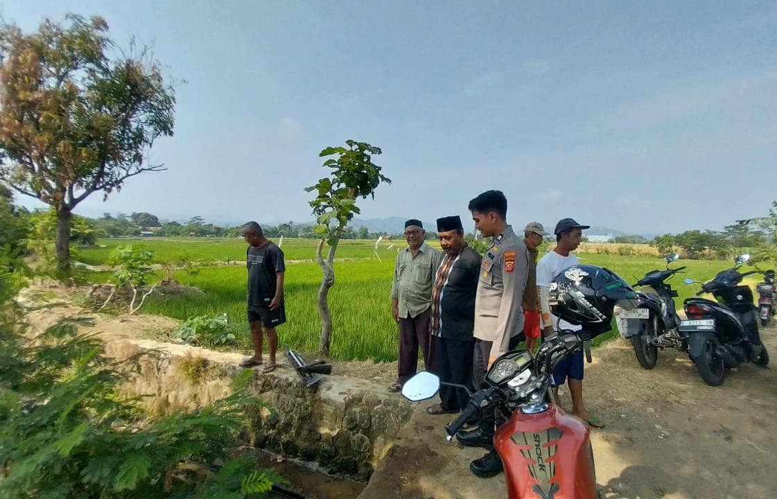 Bhabinkamtibmas Briptu Aldo Bersama Petani Cek Saluran Air di Sawah Tonjong untuk Jaga Harkamtibmas