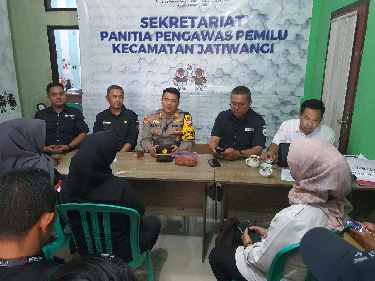 Kapolsek Jatiwangi Lakukan Koordinasi dengan Panwascam dan PKD Jaga Netralitas di Pilkada 2024