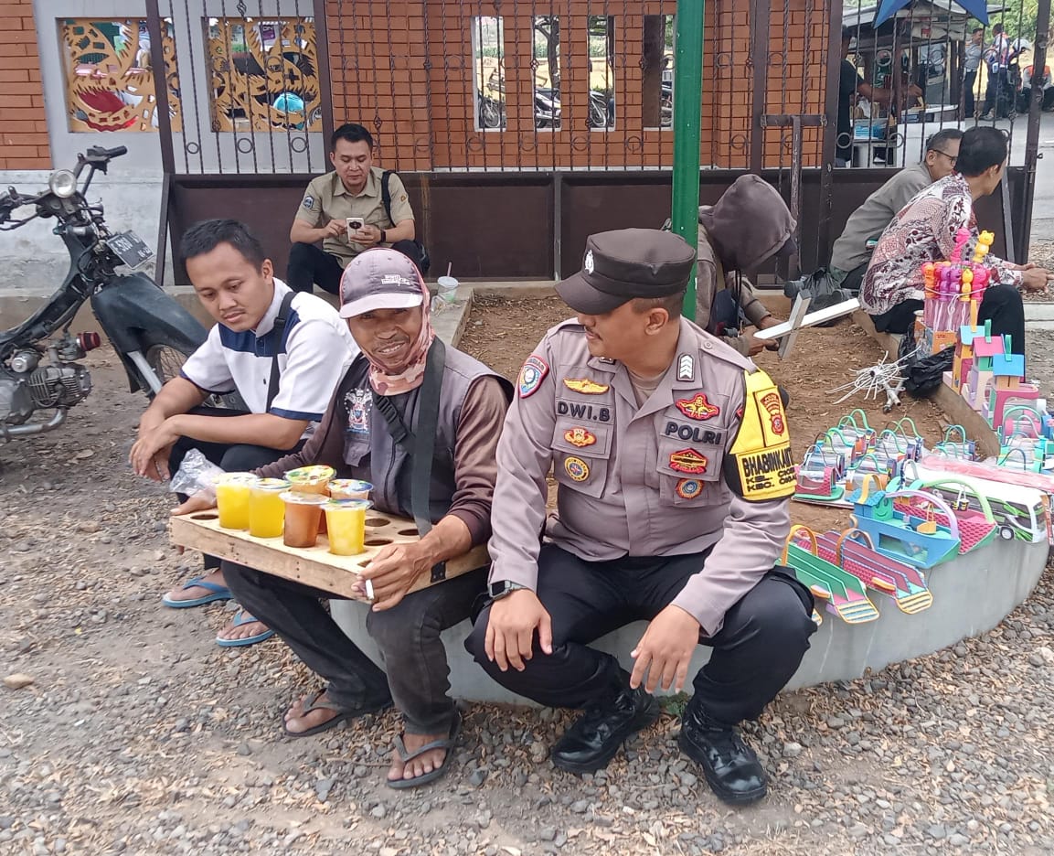 Bhabinkamtibmas Polsek Cigasong Sambangi Pedagang Asongan untuk Jaga Kamtibmas