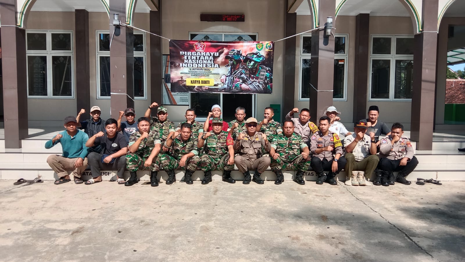 Bersinergi, TNI dan Polri Gelar Bakti Religi Bersihkan Masjid di Desa Kertabasuki, Maja