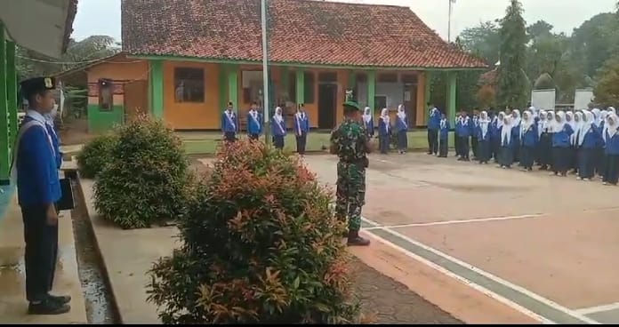 Babinsa Koramil 1013/Jatigede Kodim 0610/Sumedang Bertindak Sebagai IRUP Pada Upacara Pengibaran Bendera di SMP BHJ Mekarasih Jatigede