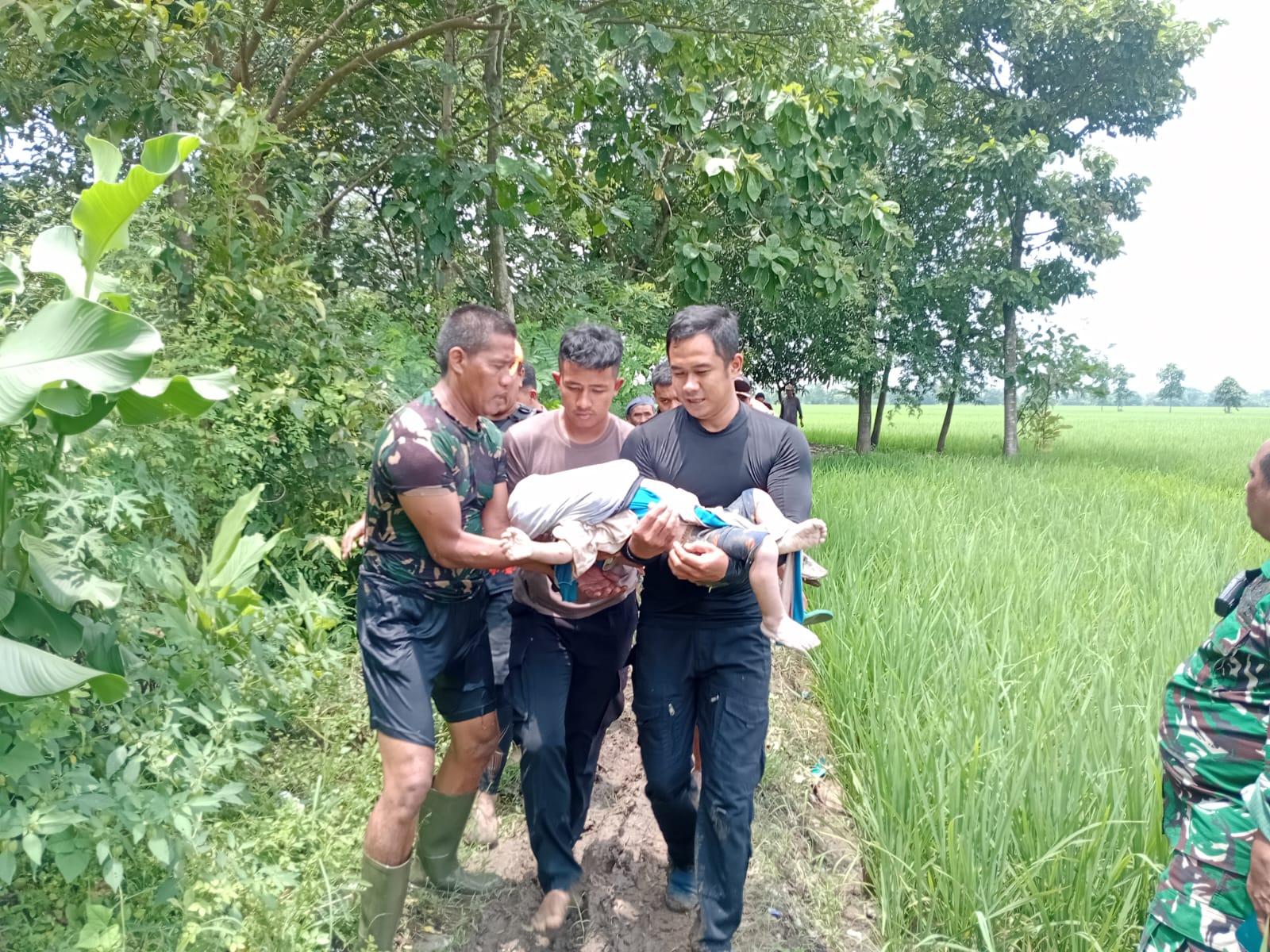 Team SAR Gabungan di Majalengka : 3 Jam Pencairan, Jenazah Bocah Tenggelam Berhasil Ditemukan