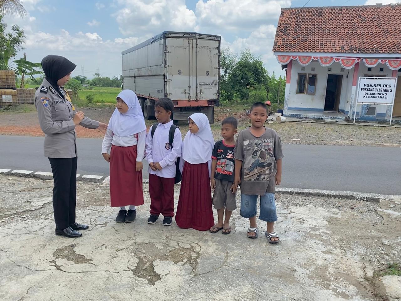 Bhabinkamtibmas Polsek Sukahaji Polres Majalengka, Brigadir Inten Sambang Anak Sekolah Dasar di Desa Cikoneng