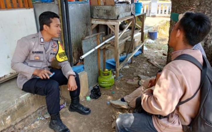 Bhabinkamtibmas Polsek Maja, Brigadir Rindy, Jalin Kedekatan dengan Masyarakat Desa Malompong dan Sampaikan Pesan Kamtibmas