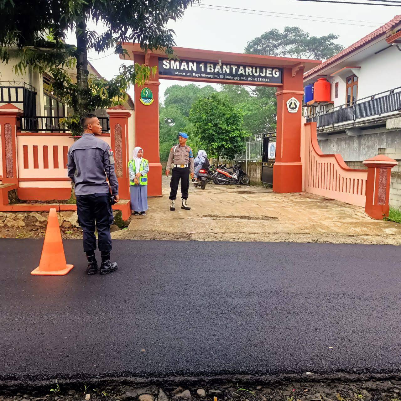 Anggota Polsek Bantarujeg Laksanakan Strongpoint Gatur Pagi di SMAN 1 Bantarujeg