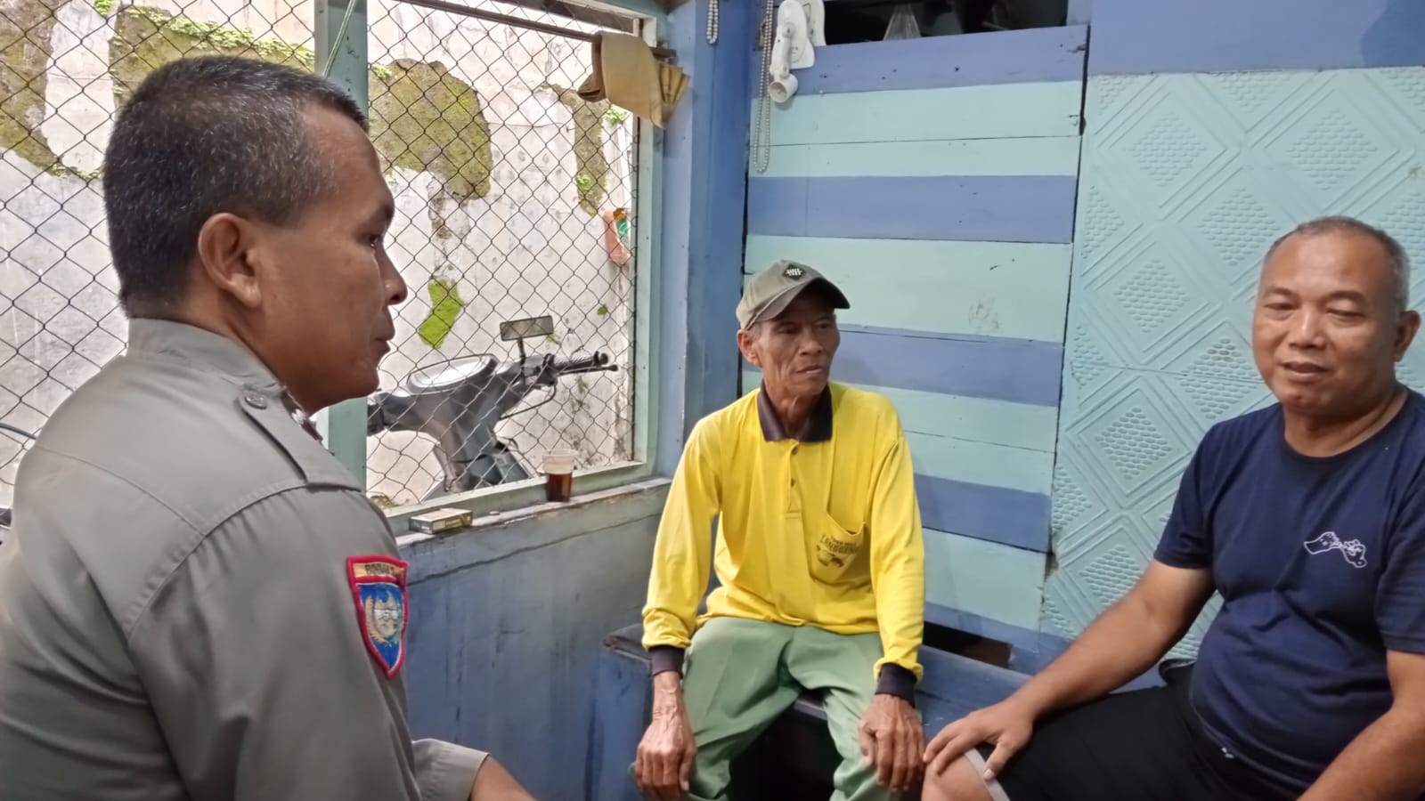 Bhabinkamtibmas Desa Babakan Anyar Sambangi Warga, Berikan Himbauan Kamtibmas untuk Keamanan Lingkungan