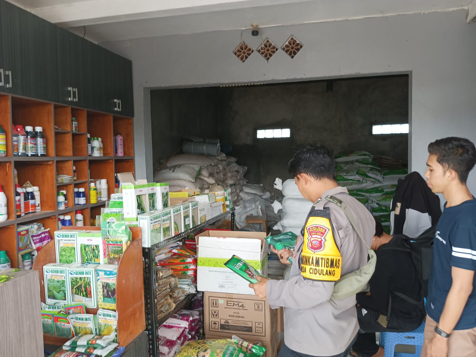 Pantau Ketersediaan Pupuk, Bhabinkamtibmas Polsek Cikijing Sambangi Toko Pertanian