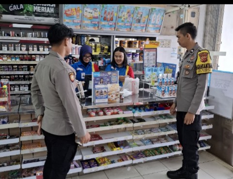 Antisipasi Pencurian di Minimarket, Bhabinkamtibmas Polsek Cikijing Imbau Karyawan Indomaret Rutin Cek CCTV