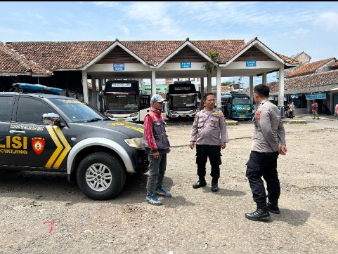 Tingkatkan Kewaspadaan, Personil Polsek Cikijing Sambangi Petugas Parkir Pasar Cikijing