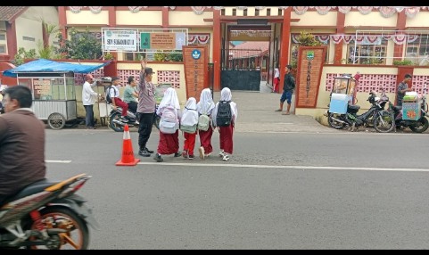 Yanmas Pagi, Ps. Panit Samapta I Polsek Cikijing Laksanakan Pengaturan Lalin